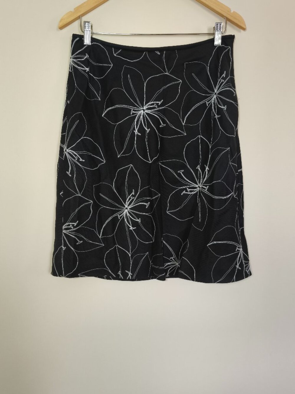 Y2K Ann Taylor Silk Linen Embroidered Floral Skirt sz 6 Black White Coastal Chic